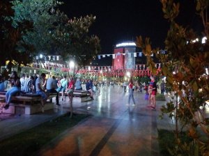 Aydın’da Aşırı Sıcaklar Nedeniyle Uyuyamayan Vatandaşlar Geceyi Sokakta Geçirdi