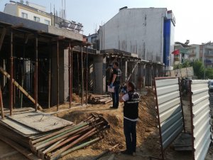 Çöken Merdivenin Altında Kalan İşçi Yaralandı