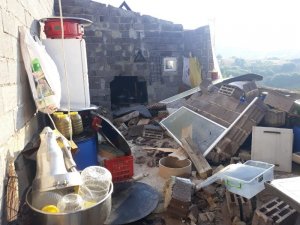 Kuvvetli Rüzgar Kula’da Bir Evin Çatısını Uçurdu, Duvarlarını Yıktı