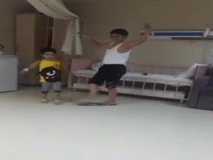 Korona Virüsü Yenen İki Kardeşten Zeybekli Kutlama