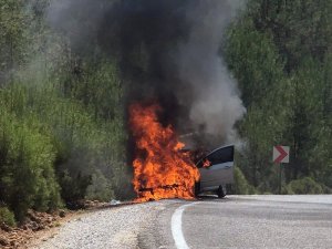 Ormanlık Alanda Araç Alev Alev Yandı