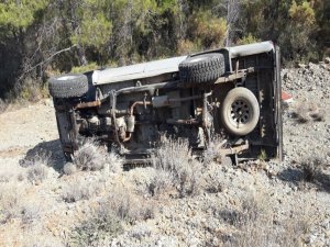 Datça’da Kamyonet Uçuruma Devrildi: 2 Yaralı