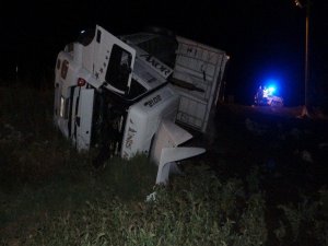 Uşak’ta Kum Yüklü Tır Devrildi