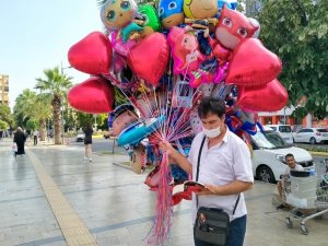 Çocuklara Hem Mutluluk Dağıtıyor Hem De Örnek Oluyor