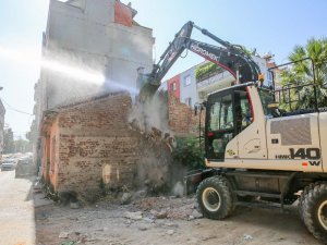 Buca’da Metruk Bina Yıkıldı