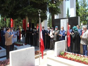 Şehitliği Ziyaret Eden Vali Atik, Şehit Aileleriyle Yakından İlgilendi