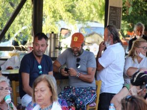 Şarkıcı Bora Gencer Ünlü Ressamın Tablosunu Almak İçin Ter Döktü