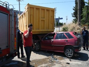 Otomobil Kamyonun Altına Girdi: 2 Yaralı