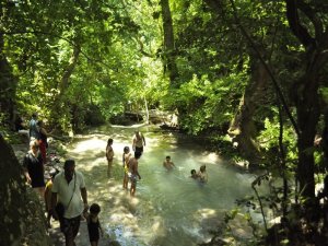 Turgut Şelalesi Ziyaretçi Akınına Uğruyor
