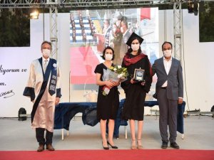 Boynuz Kulağı Geçti, Babasının Da Mezun Olduğu Tıp Fakültesini Birincilikle Bitirdi