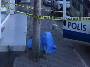 Başını Kaldırıma Vuran Yaşlı Adam Hayatını Kaybetti