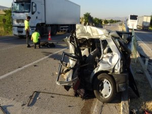 Yolcu Otobüsüyle Çarpışan Otomobil İkiye Bölündü: 1 Ölü