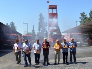 Emekli Olan İtfaiye Personeline Sulu Uğurlama