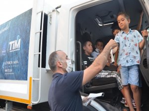 Kuşadası’nda Atık Kamyonları Çöp Değil Sevgi Topladı