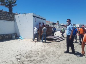 Vatandaşlar Plajda Güneşlenirken Yıkıma Geldiler