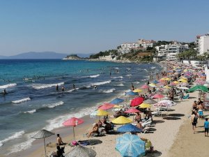 Kuşadası’nda Sıcak Havanın Etkisiyle Plajlar Doldu Taştı