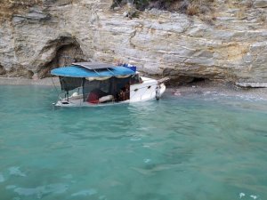 Su Alan Balıkçı Teknesindeki İki Kişiyi Sahil Güvenlik Kurtardı