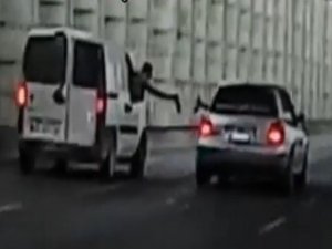 İzmir’de Akan Trafikte İçki Şişesi Tokuşturdular