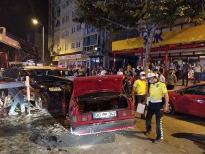 Hurdaya Dönen Araçları Görebilmek İçin Sosyal Mesafeyi Hiçe Saydılar