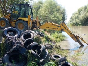 Ekipler Manzara Karşısında Şoke Oldu: Kamyonlarca Hurda Lastiği Bakırçay’a Attılar