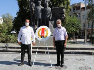 Sökeli Gazeteciler 24 Temmuz Nedeniyle Çelenk Sundu