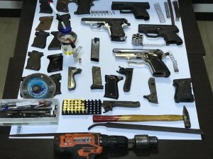 Polis Ekipleri Uyuşturucu İhbarı Diye Gitti, Silah İmalathanesi Çıktı