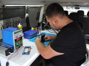 Pandemi Sebebiyle Dükkanını Arabaya Sığdırdı