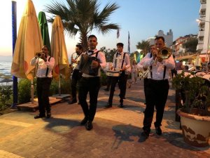 Kuşadası Kent Orkestrası İlk Konserini Verdi