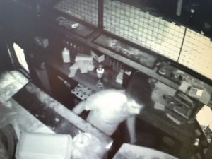 Pişkin Hırsız Güvenlik Kamerasına Aldırış Etmedi