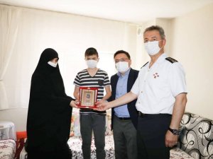 Manga’nın Şahadet Belgesi Annesine Verildi