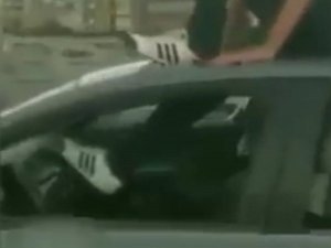 İzmir’de Trafik Magandası Ayağıyla Araç Sürdü