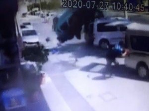 İzmir’de Takla Atan Araç 8 Araca Çarptı