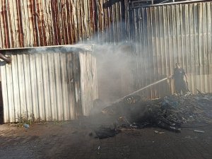 Çöp Evde Çıkan Ve İş Yerine Sıçrayan Yangın Büyümeden Söndürüldü