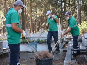 Efeler’de Mezarlıklar Bayrama Hazırlanıyor
