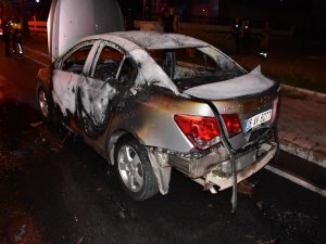 Seyir Halindeki Otomobil Alev Topuna Döndü