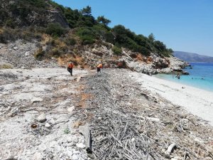 Kuşadası’ndaki Milli Parkın Ziyarete Kapalı Koyları Atıklardan Temizlendi