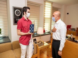 Başkan Soyer Yks Türkiye Birincisini Ağırladı