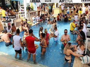 Bodrum’da Sahiller Doldu, Trafik Durma Noktasına Geldi