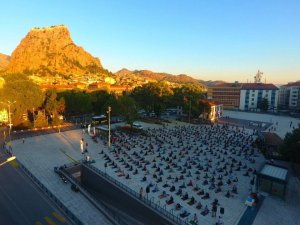 Afyonkarahisar’da Bayram Namazı Meydanda Kılındı