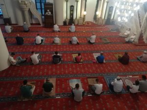 İzmir’de Kurban Bayramı Namazı Korona Virüs Tedbirleriyle Kılındı