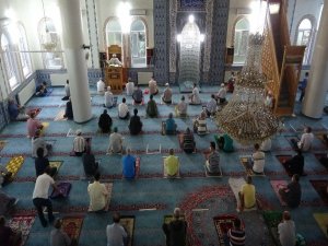 Uşak’ta Sosyal Mesafeli Bayram Namazı