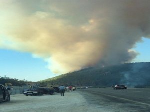 İzmir’in Menderes İlçesine Bağlı Çamönü Mevkiinde Henüz Belirlenemeyen Bir Nedenle Yangın Çıktı. İki Helikopter Ve Çok Sayıda Arazöz Yangına Müdahale İçin Bölgeye Sevk Edilirken, Takviye Ekip De İstendi. Dumanlar, İzmir’in P