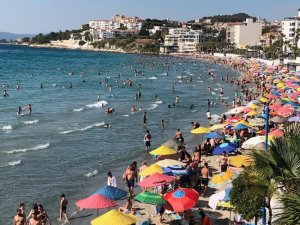 Kuşadası’nda Sıcaktan Bunalan Plaja Koştu