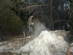 Suriyeli Hasan, İzmir’deki Yangını Söndürmek İçin Avuçlarıyla Toprak Taşıdı