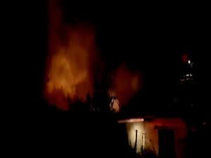 Odun Ve Samanların Bulunduğu Müştemilatta Çıkan Yangın Paniğe Neden Oldu