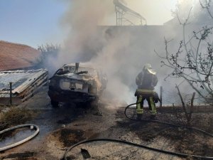 Odunlukta Çıkan Yangın Otomobile Sıçradı