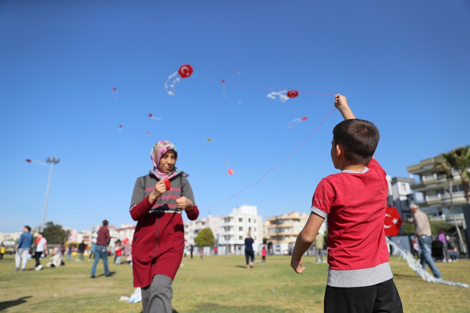 Ali­ağa'da en­gel­li ço­cuk­lar uçurt­ma şen­li­ğin­de bu­luş­tu