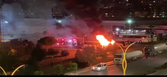 Aliağa'da servis otobüsü alev alev yandı