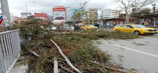 İzmir'de fır­tı­na ha­ya­tı olum­suz et­ki­le­di