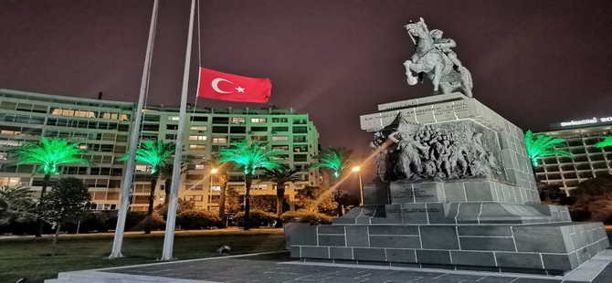 İzmir’de bayraklar yarıya indirildi